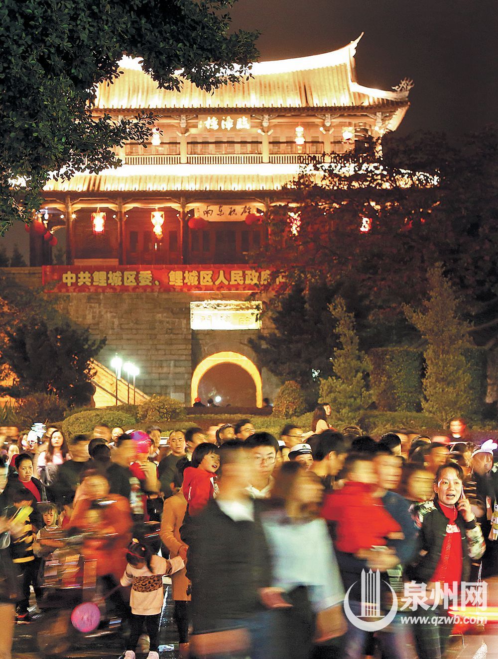 临漳门前赏灯人闹元宵