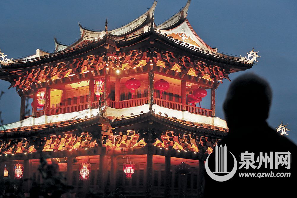 七十几岁的老廖在自家阳台近距离欣赏朝天门上的精美花灯