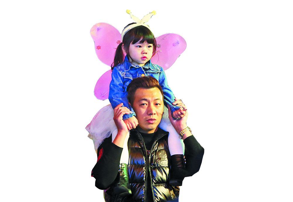 骑着爸爸的肩膀看花灯