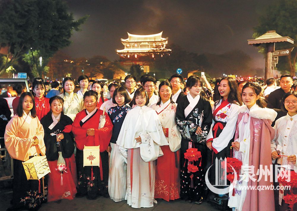 汉服打扮的帅哥美女前来赏灯