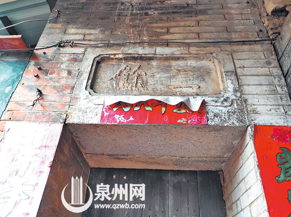 “三余”书房门匾依稀可辨