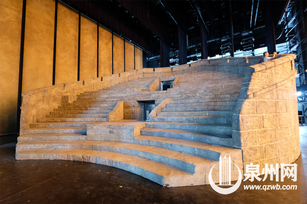 大剧院内，歌剧《马可·波罗》的演出台。