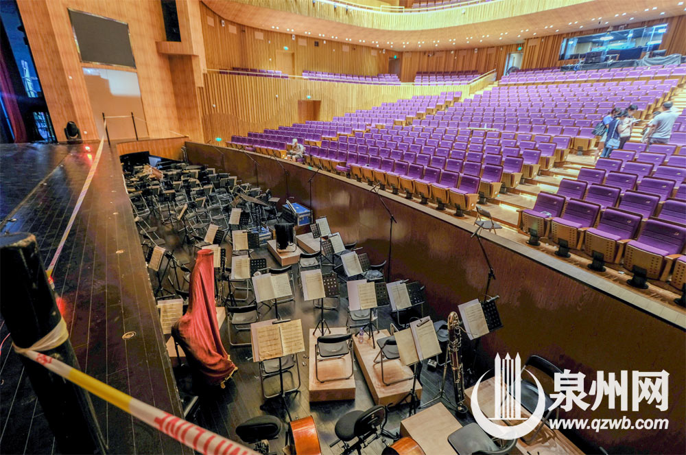 大剧院的歌剧厅内，歌剧演出时，交响乐团将在乐池里现场演奏。