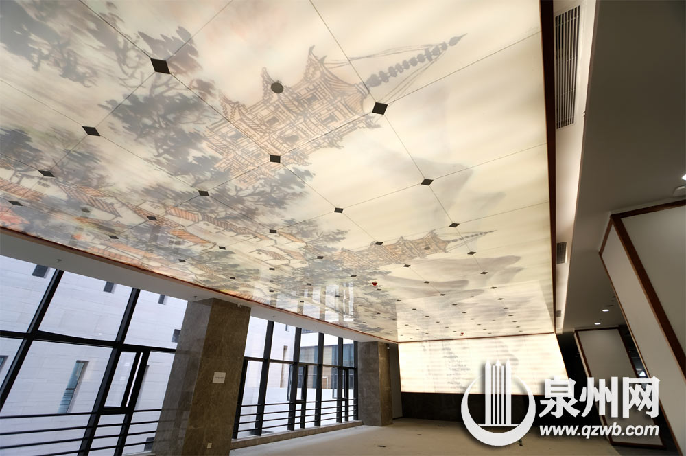 泉州市图书馆（新址）的古书籍阅览室里，玻璃夹绢画吊顶充满泉州元素。