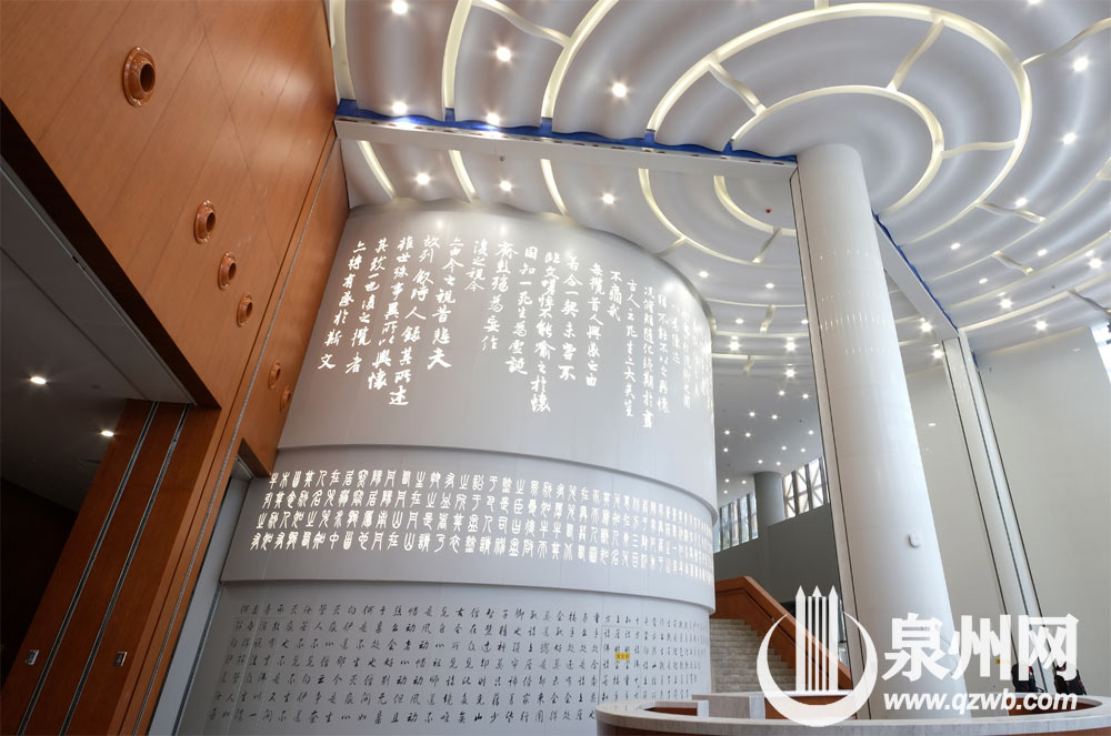 泉州市图书馆（新址）负一层的休息厅内，墙体上的《兰亭集序》吸引眼球。