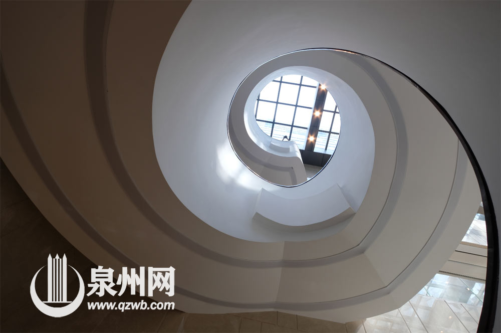 大会堂外的螺旋楼梯