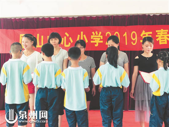 从孩子手中接过奖状，家长感觉很特别。