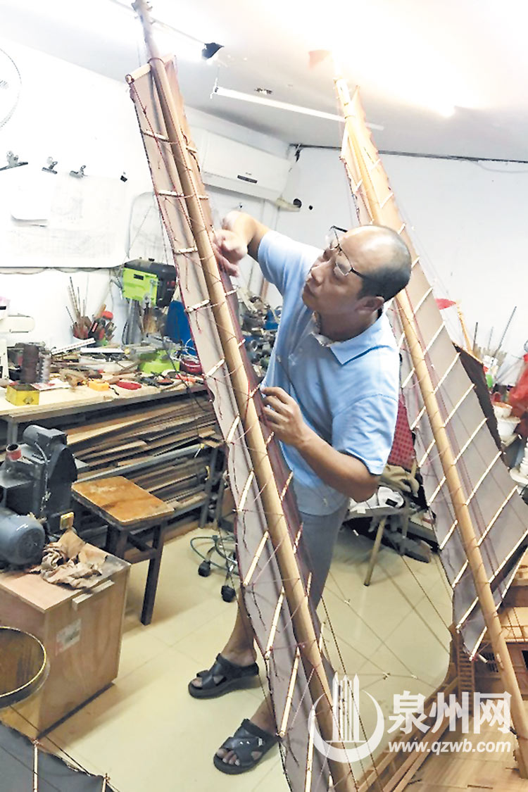 黄东伟正在为船模安装船帆 黄东伟正在为船模安装船帆