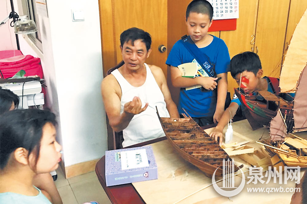 黄乌锥(右3)对前来家中的小朋友开展船模制作技艺培训和实操教习 黄乌锥(右3)对前来家中的小朋友开展船模制作技艺培训和实操教习