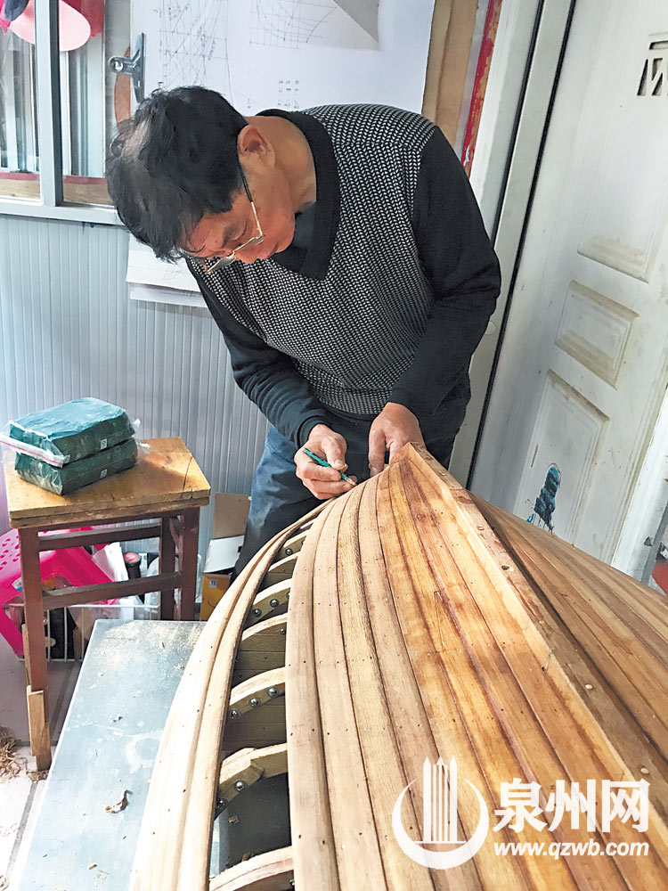 铺设船壳外板,甲板 铺设船壳外板,甲板