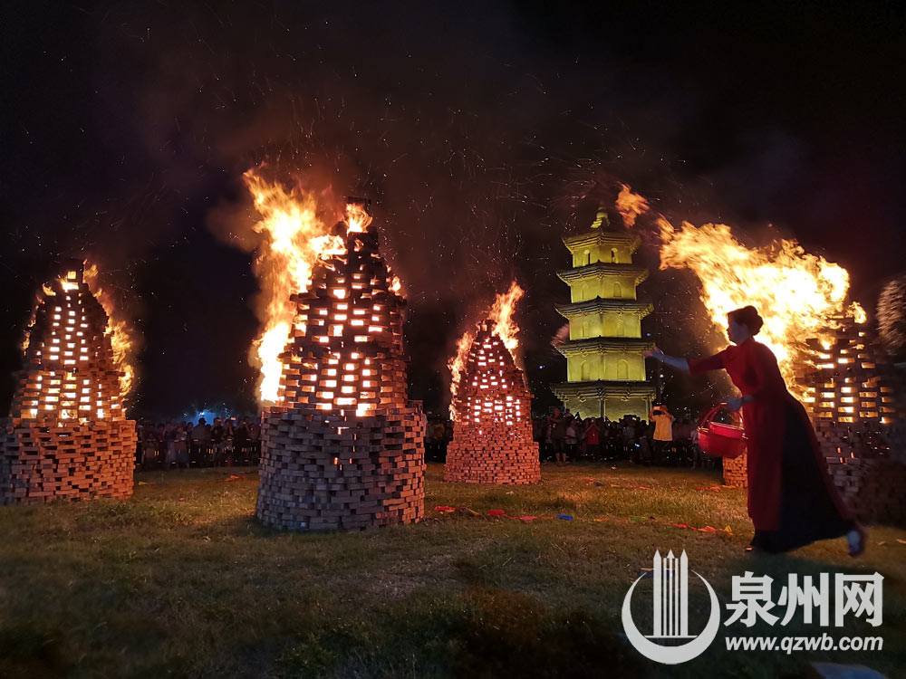 女子把盐巴撒在塔仔上 女子把盐巴撒在塔仔上