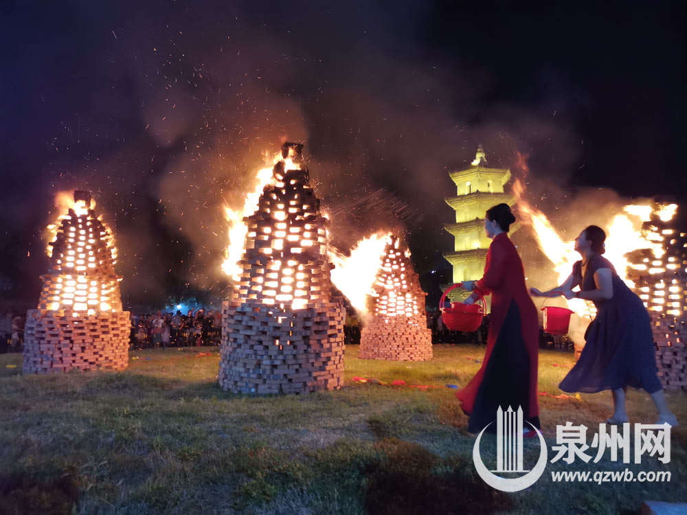 女子把盐巴撒在塔仔上 女子把盐巴撒在塔仔上