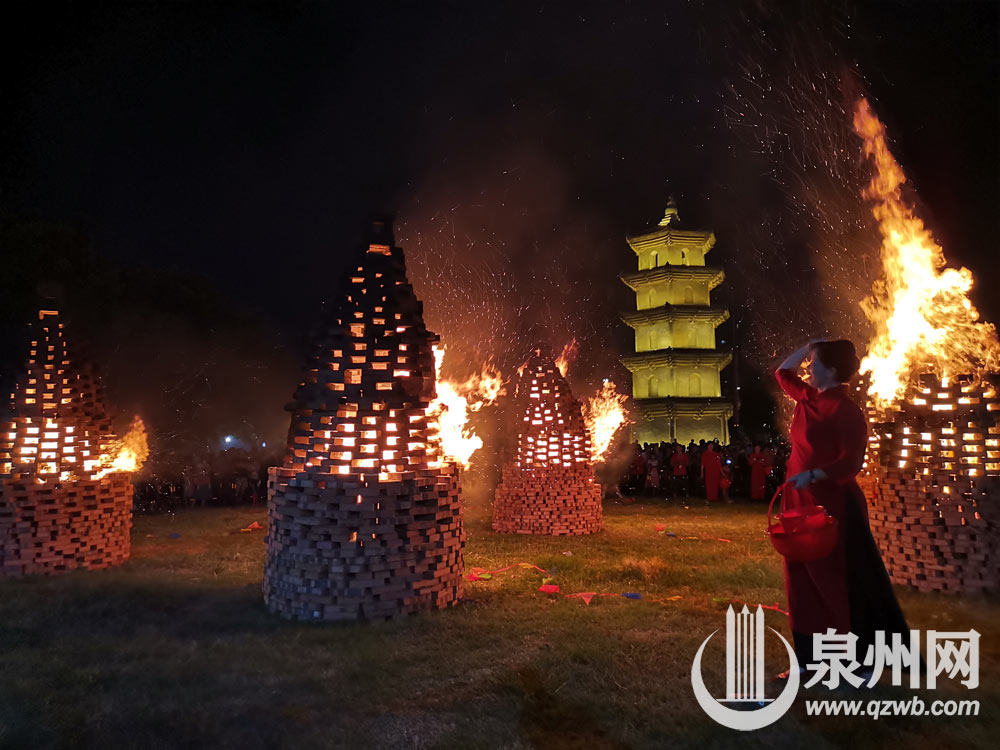 女子把盐巴撒在塔仔上 女子把盐巴撒在塔仔上