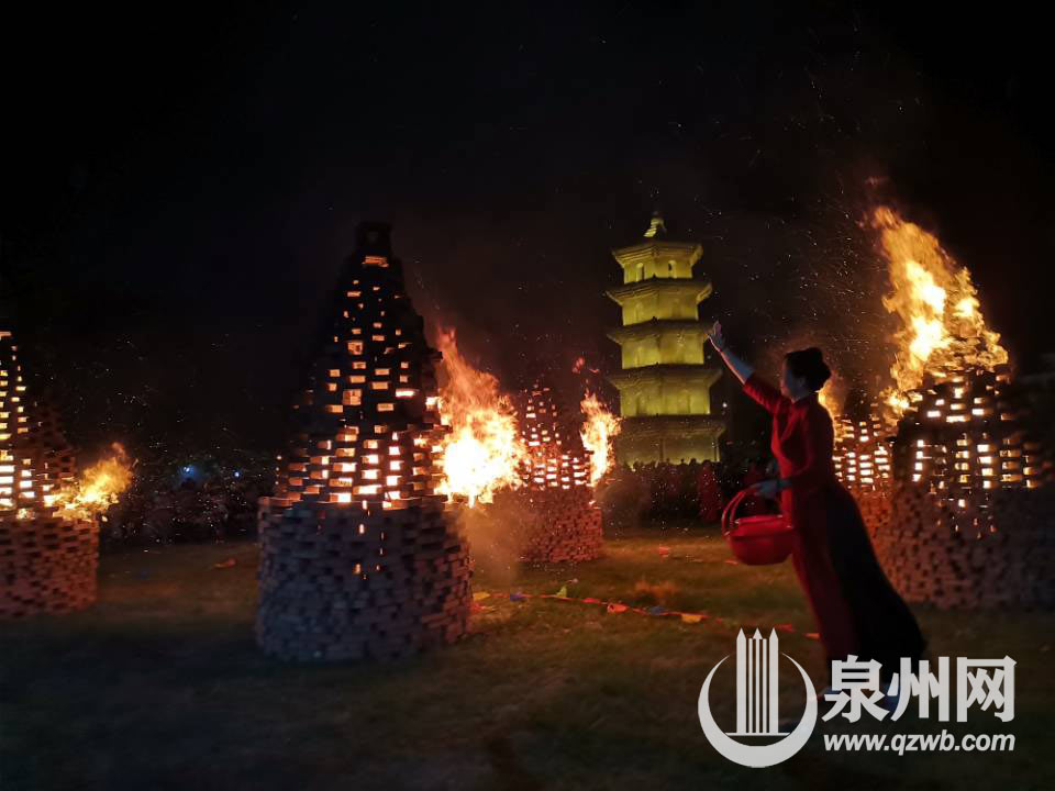 女子把盐巴撒在塔仔上 女子把盐巴撒在塔仔上