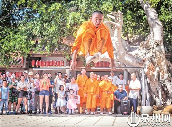 国庆长假期间，泉州少林寺每天都有武术表演。  （张俊 理刚 宗宝 摄）