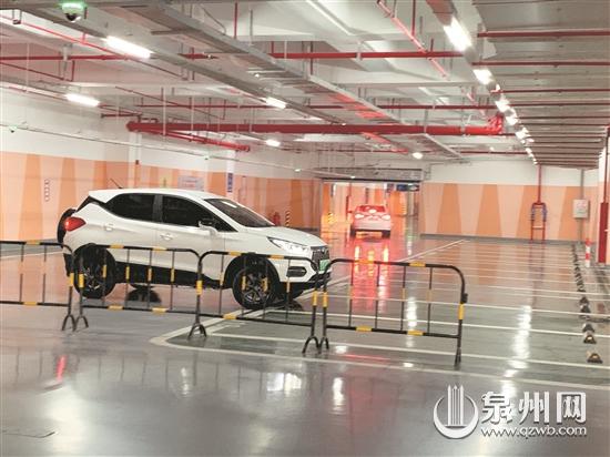 因有隔离栏，跟着标识走的小车只好掉头返回。