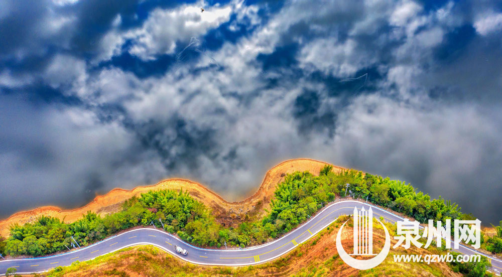 永春县岵山镇通往北溪村、文溪村的乡村公路,蓝天白云倒映在路边湖面上,宛如一条天路。 永春县岵山镇通往北溪村、文溪村的乡村公路,蓝天白云倒映在路边湖面上,宛如一条天路。