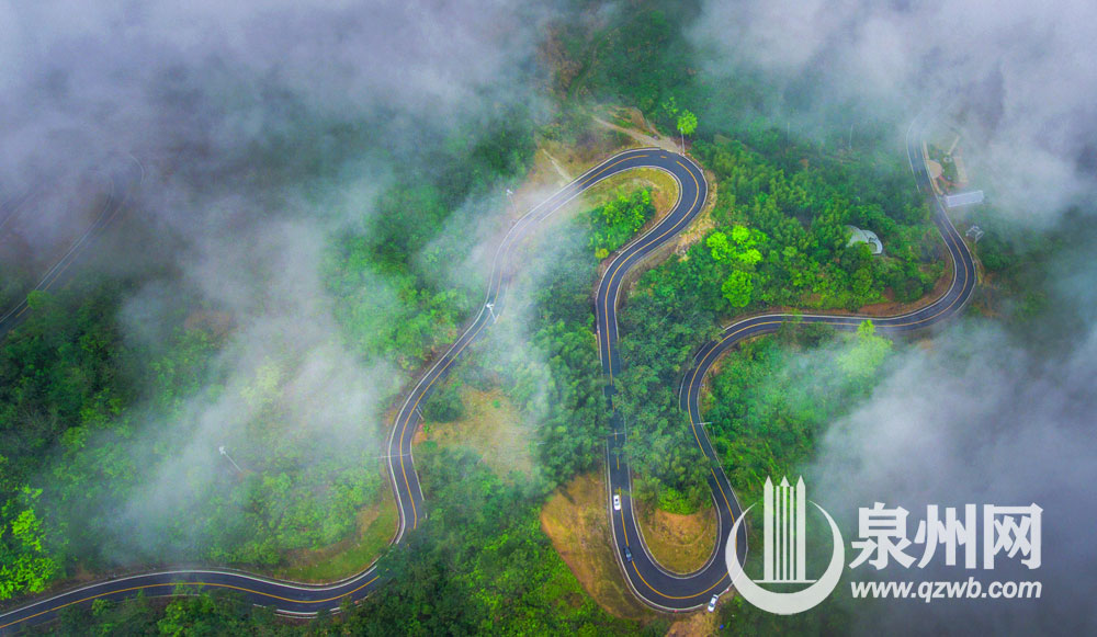 航拍镜头下,通往永春仙夹镇的乡村公路宛若云中盘龙。 航拍镜头下,通往永春仙夹镇的乡村公路宛若云中盘龙。