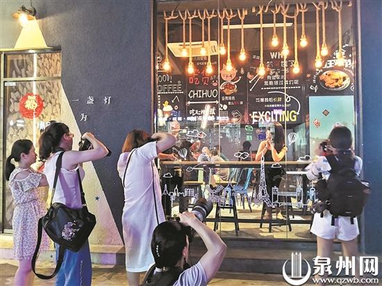 在西街小西埕，人们享受悠闲夜生活。