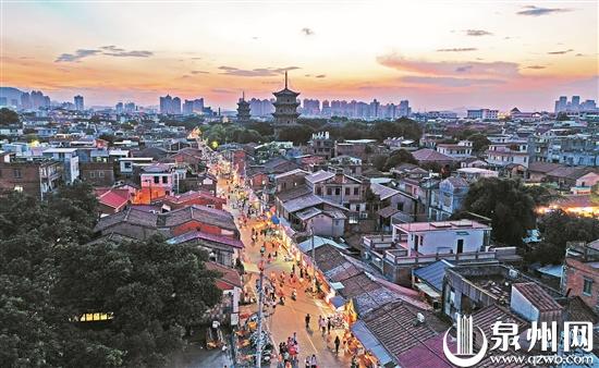 泉州将大力培育发展夜间经济示范区。图为中心市区西街繁华的夜景。