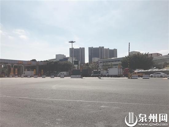在泉州收费站入口，ETC车道无车辆滞留，混合车道则排起了长龙。