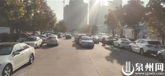 路中间违停影响通行，还带来安全隐患。