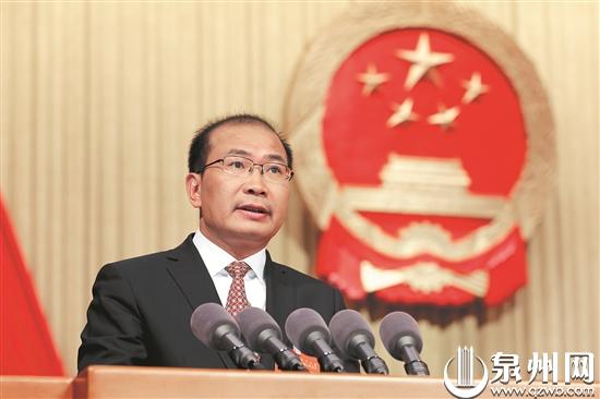 市长王永礼作政府工作报告 （陈晓东 摄）