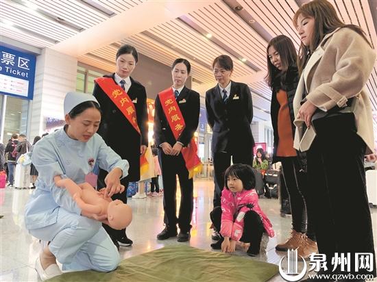 医护人员讲解急救知识