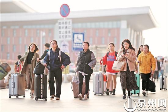 图为在泉州火车站，旅客们推着行李箱出行。（陈起拓 摄）