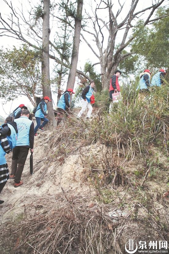 爱心人士和志愿者走上崎岖的山路