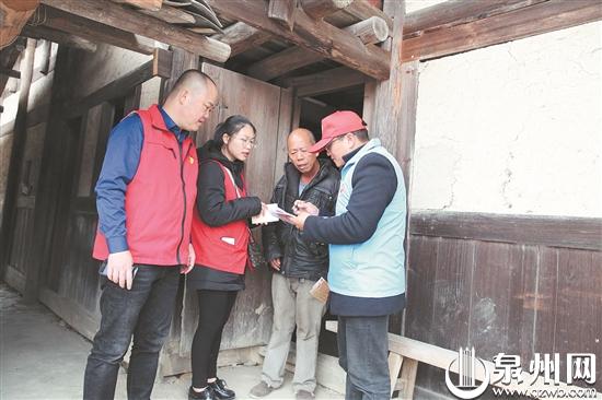 志愿者向留守老人了解情况