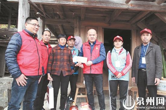 给留守老人送上新春慰问品和红包