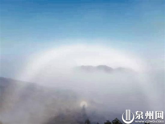受冷空气影响，德化九仙山出现云海景观的有利气象条件。图为昨日中午出现“佛光”美景。