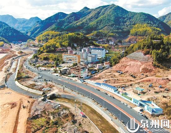 近段时间，全市重点项目有序复工。省道310线德化盖德段项目2月19日复工后建设进展顺利，目前正进行人行道和绿化等扫尾工作，预计本月底可完工验收。 （陈小阳 颜雅婷 摄）