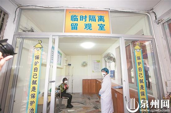 演练中,体温异常的人员被送到临时隔离留观室.