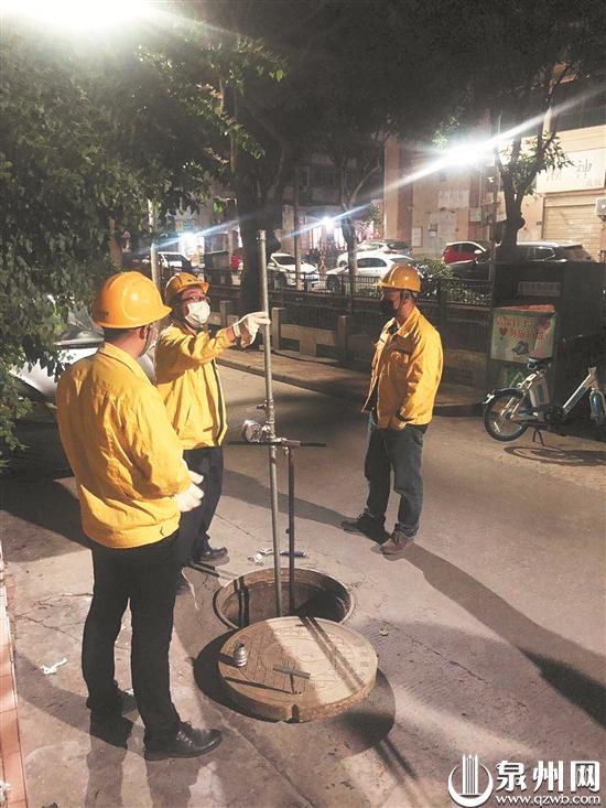 泉州市燃气公司工作人员检测管道安全