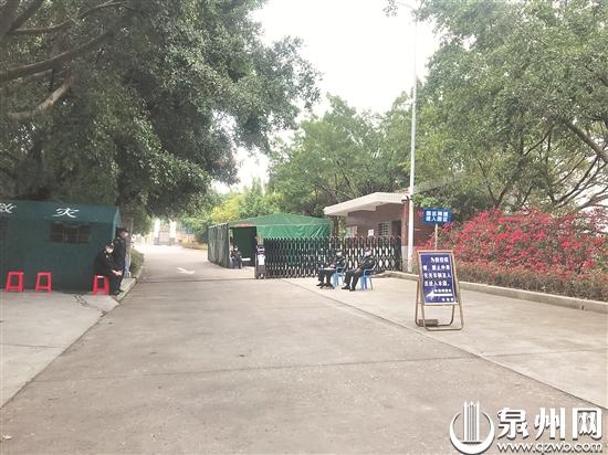 宏福园大门口有工作人员值守 宏福园大门口有工作人员值守