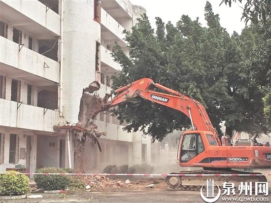 挖掘机正在进行拆除作业