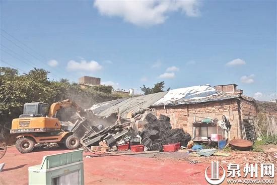 挖掘机拆除违章搭盖