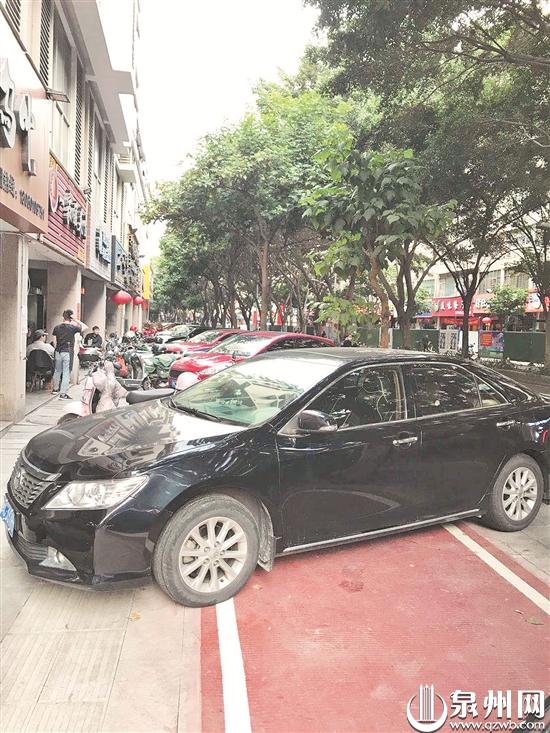 湖心街专用道刚建成时不少小车违停