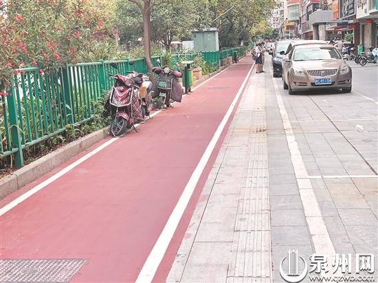 个别市民将电动车停在田安路专用道上