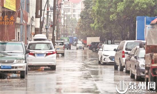 21日下午，尽管下了一天雨，但沉洲路没有积水，路面一片“清爽”。