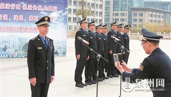 仪式结束后，大家纷纷拍照。