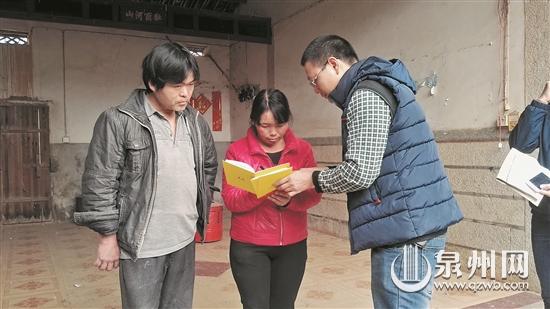 工作人员现场了解挂钩帮扶对象的实际生活困难 工作人员现场了解挂钩帮扶对象的实际生活困难