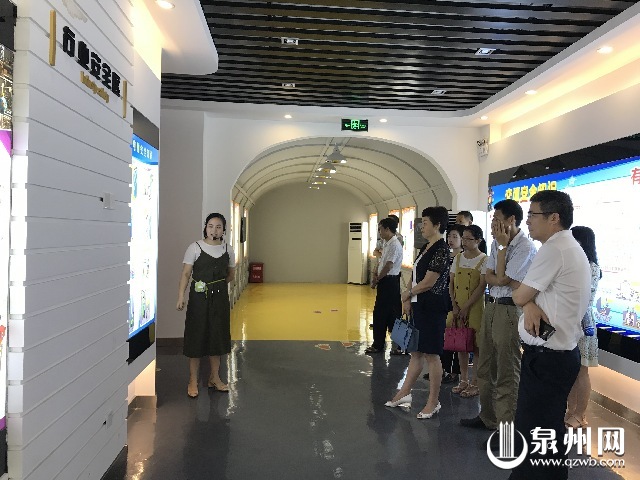教育基地工作人员在解说 教育基地工作人员在解说
