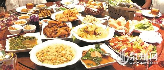 现在每到宴客或举家团圆的日子，施先生就会在餐厅里备上一桌丰富的宴席。