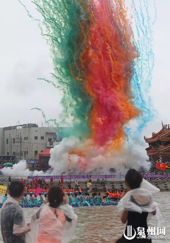今天泉州数万人围观海上这一幕！大量高清图片刷屏……