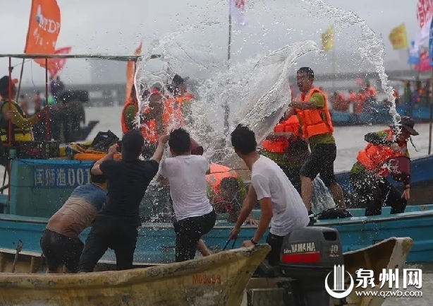 今天泉州数万人围观海上这一幕！大量高清图片刷屏……