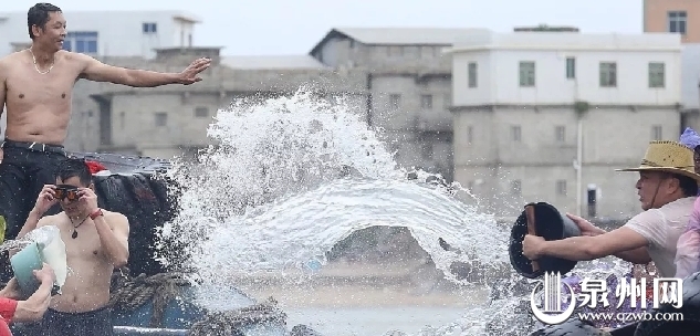 今天泉州数万人围观海上这一幕！大量高清图片刷屏……
