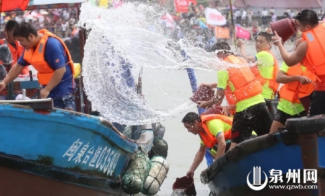 今天泉州数万人围观海上这一幕！大量高清图片刷屏……